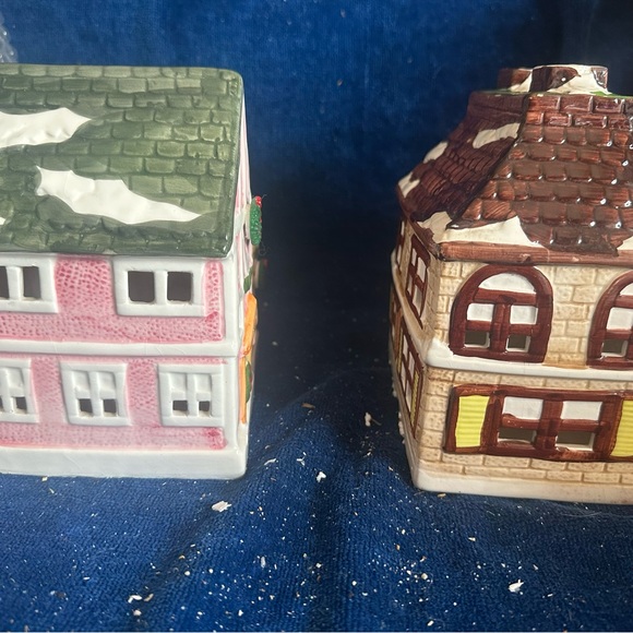 LOT OF 2 Christmas Village High Gloss Glaze Lighted Houses Cottages Taiwan 7” H - Picture 4 of 9